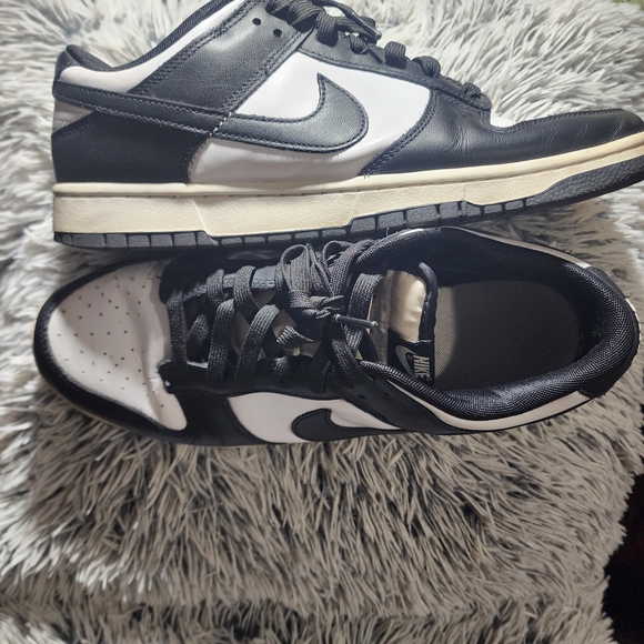 Nike Men\'s Black and White Sneakers